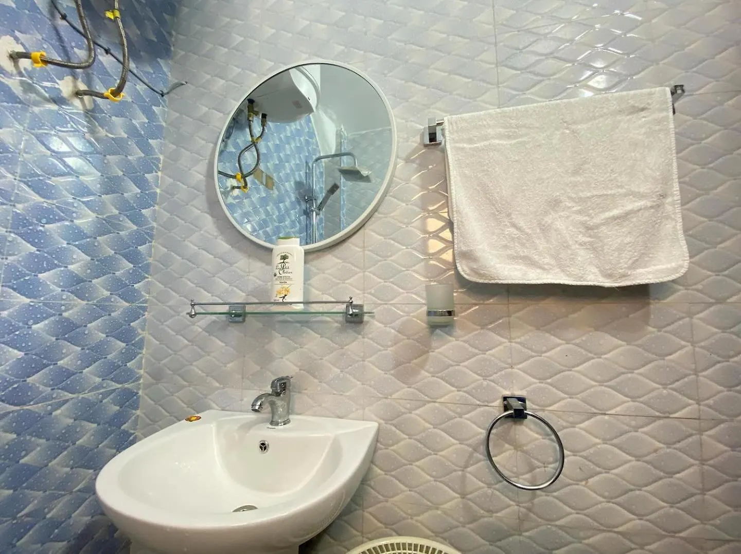 Chambre Grise Douche En Face Climatise Dakar Bed & Breakfast